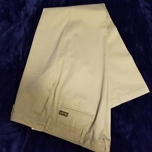 Nice pair of Wrangler khaki pants. Size 38x32